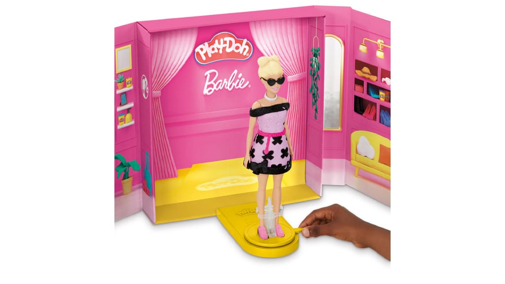 Děti mohou vytvořit módní kreace na přehlídkové molo s Play-Doh Barbie sadami