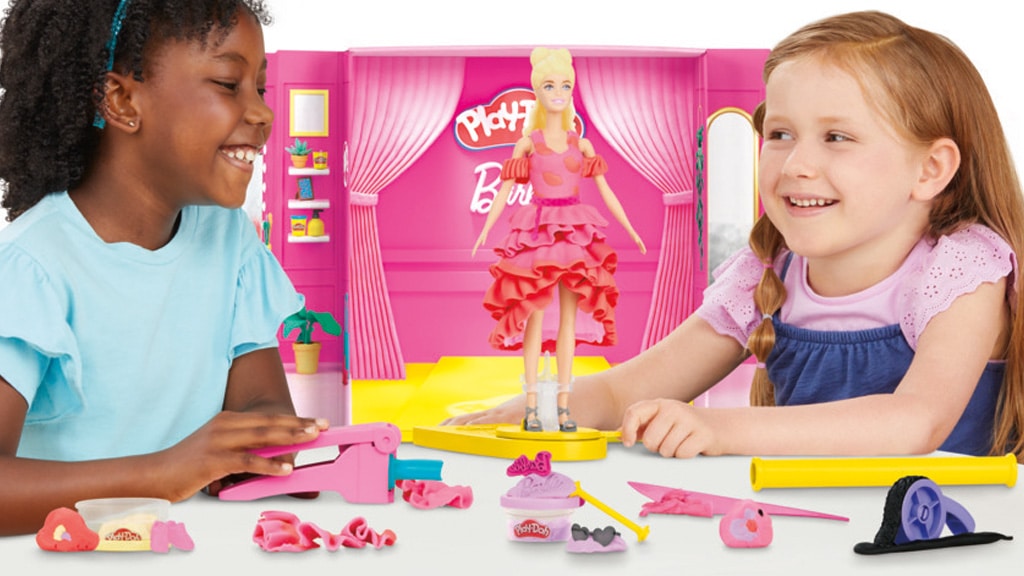 Děti mohou vytvořit módní kreace na přehlídkové molo s Play-Doh Barbie sadami
