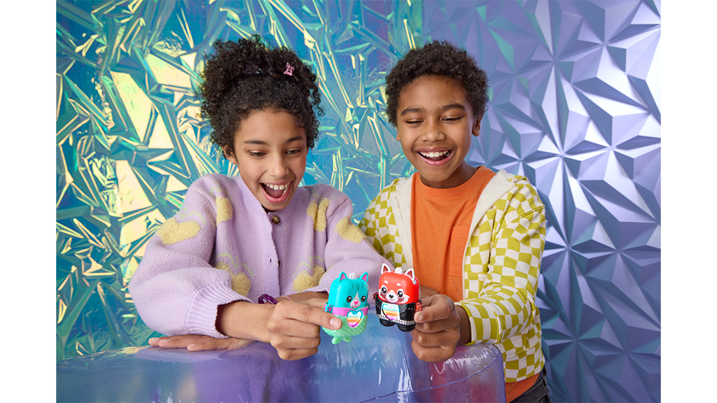 Získejte ještě více interaktivních kamarádů s novými hračkami Hasbro DJ Furby a Tech Pets!