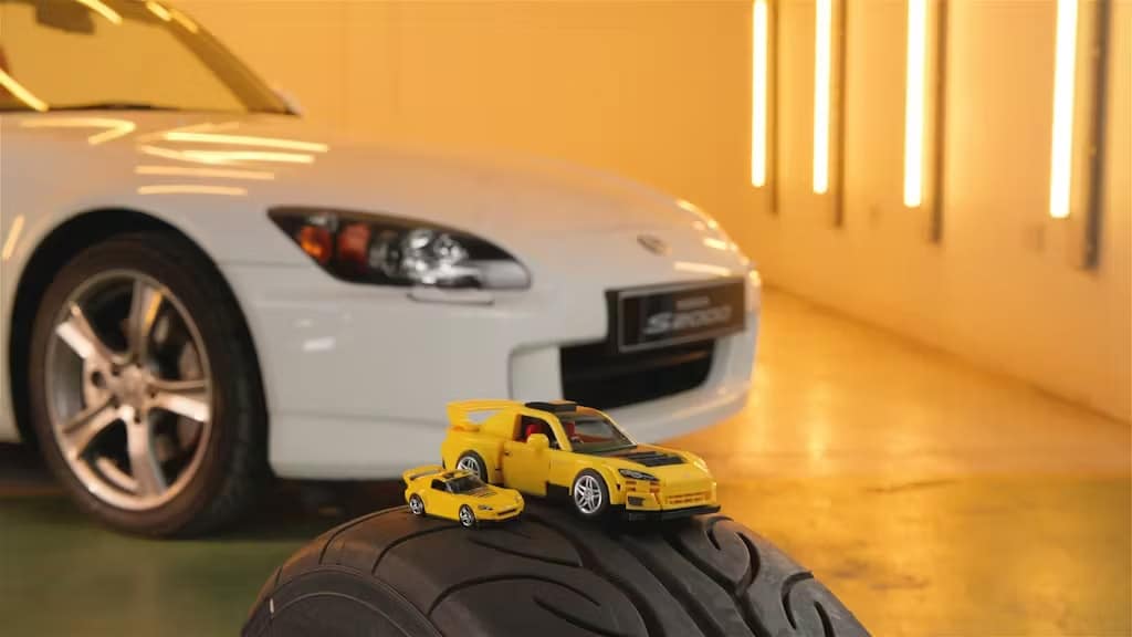 Hondy míří přímo do garáže Mattel Brick Shop
