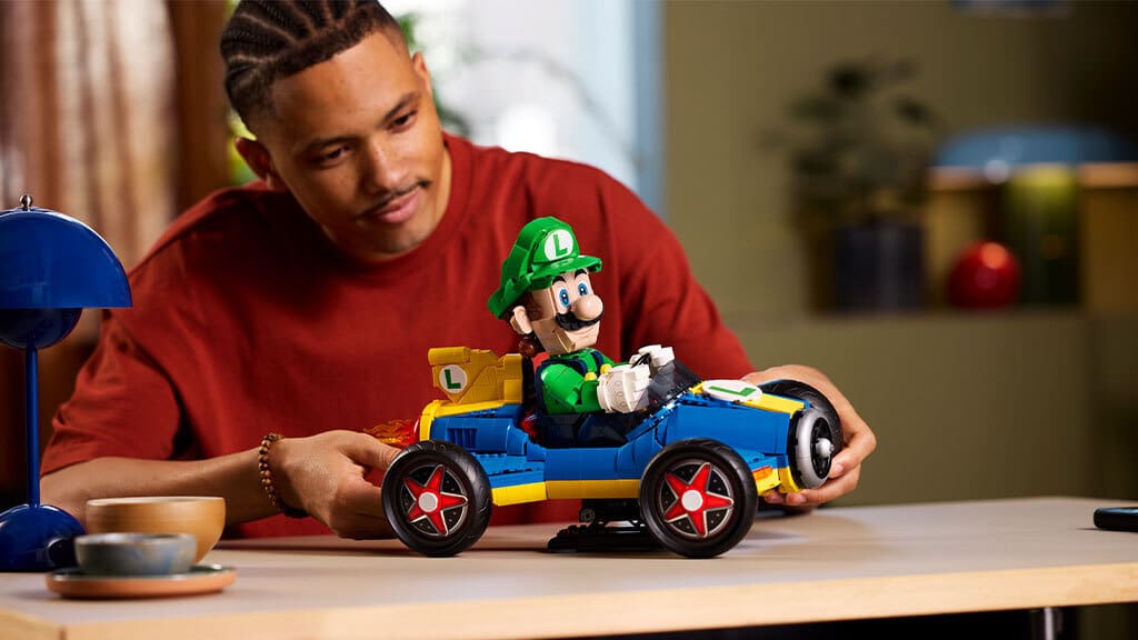 Na závodní dráhu s novým LEGO Super Mario: Mario Kart Luigi setem!