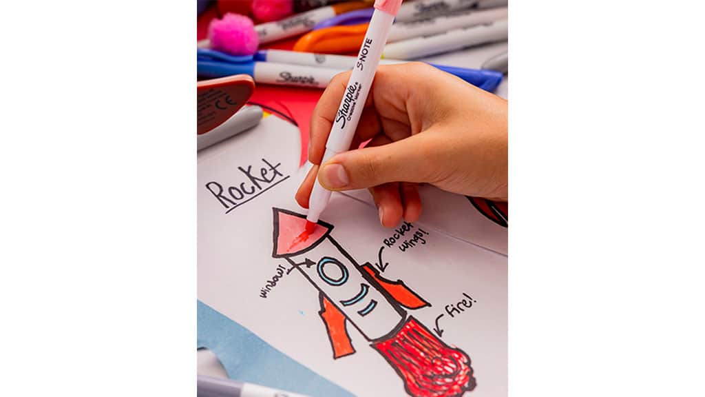 Sharpie a Elmer’s tvoří s fixami a slizem známými z filmu „Toy Story 5”