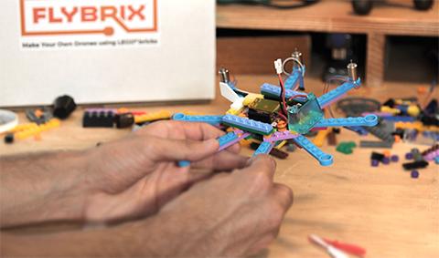 Flybrix dron z lego kostek