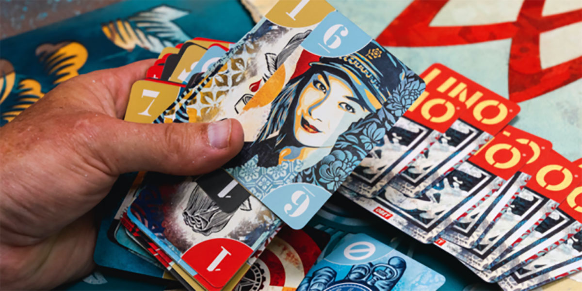 Mattel vyrábí ekologické UNO ve spolupráci s umělcem a aktivistou Shepardem Faireyem