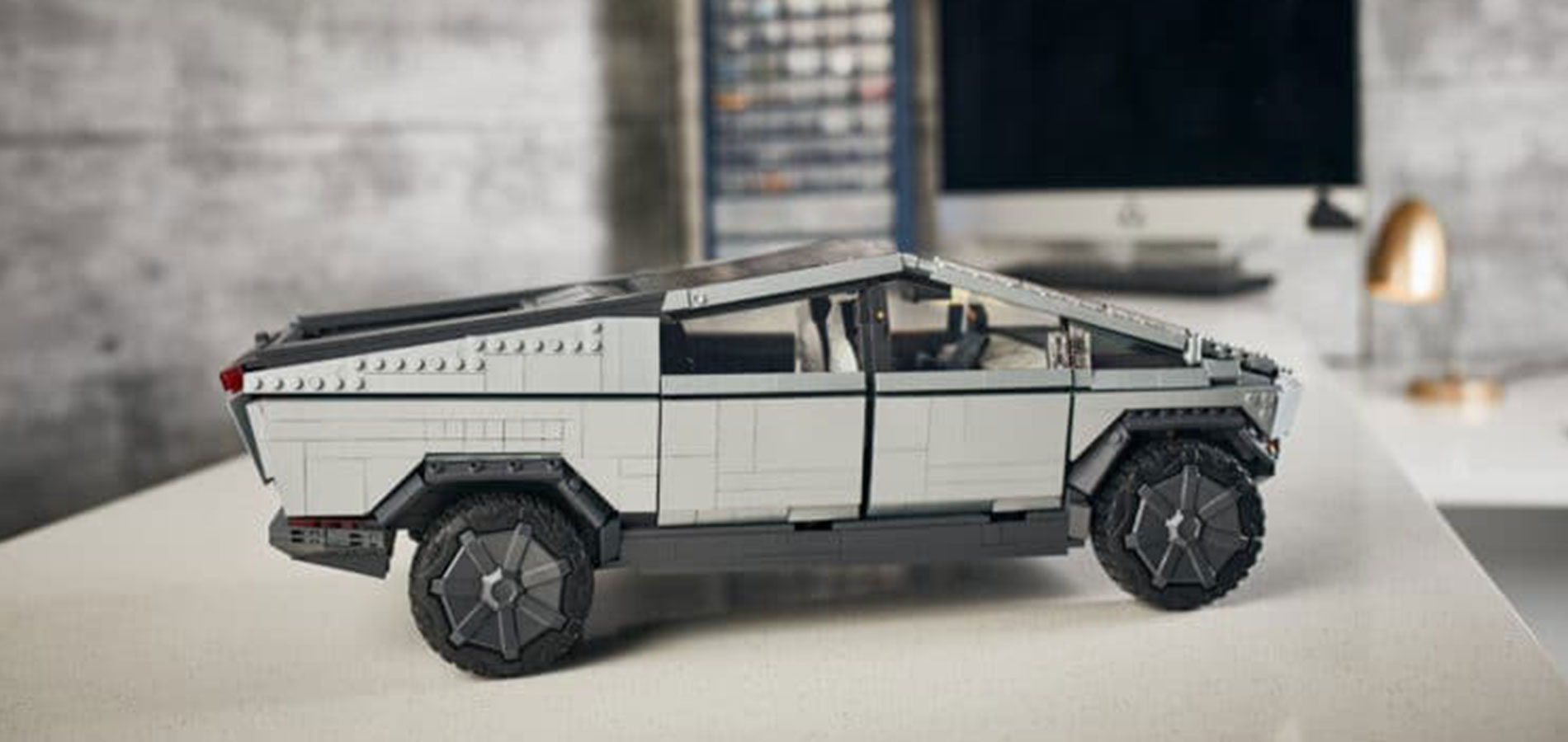 MEGA představuje první sestavitelný Cybertruck