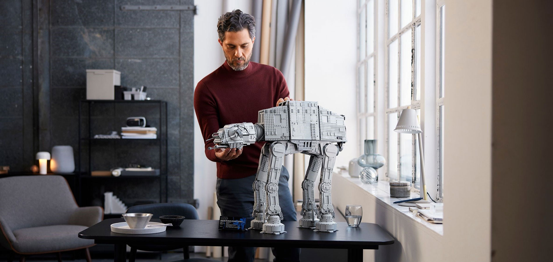 LEGO® potěší dospělé fanoušky obrovským krokovacím AT-AT
