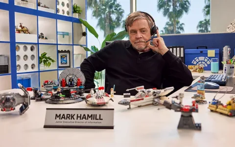 Mark Hamill sdílí svou lásku ke hře LEGO SMART s dětmi