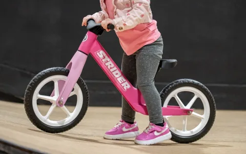Rozhýbejte malé děti s novým kolem Strider Bikes 12 Comp!