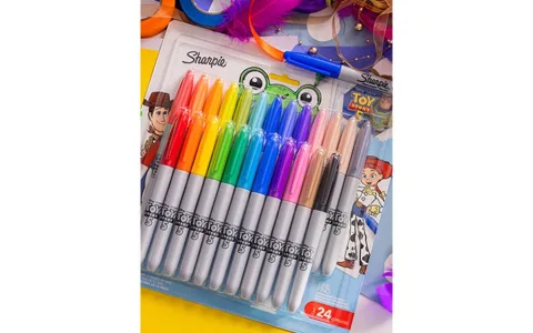 Sharpie a Elmer’s tvoří s fixami a slizem z filmu Toy Story 5!