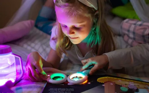 Glo Pals rozzáří vyprávění novými svítícími knihami
