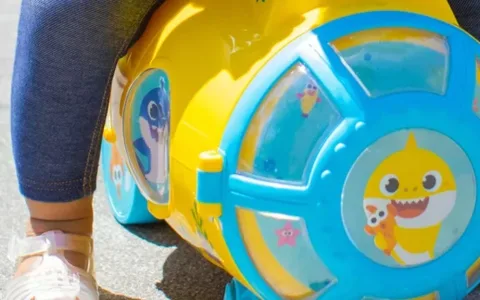 Děti mohou řádit s hračkovým autem Dynacraft Baby Shark