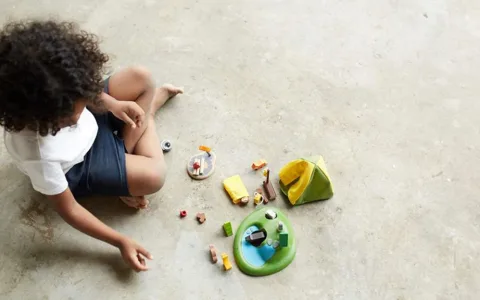 Herní sady PlanToys objevují velká venkovní dobrodružství způsobem, jaký jste dosud neviděli.