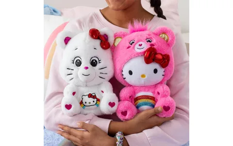 Představení hry: Basic Fun! Hello Kitty Cheer Bear sběratelský Care Bears plyšák 2-balení
