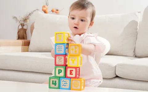 Pomozte dítěti učit se hmatovou hrou: Alpha Toys představuje produktovou řadu Smart Steps.