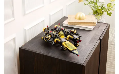 Leť zpět do 80. let s novou LEGO sadou Blacktron Renegade