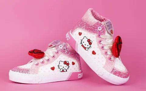 Nové boty Hello Kitty od Ground Up jsou hezké v růžové barvě.