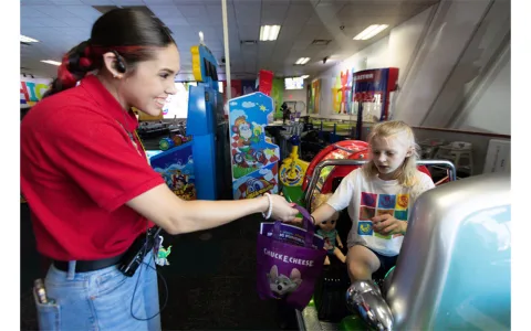 Chuck E. Cheese podporuje Národní měsíc povědomí o neslyšících rodinně přívětivými překvapeními