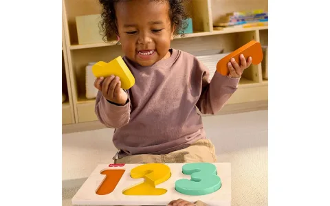 Děti si mohou cílevědomě hrát s dřevěnou Montessori kolekcí Fisher-Price.
