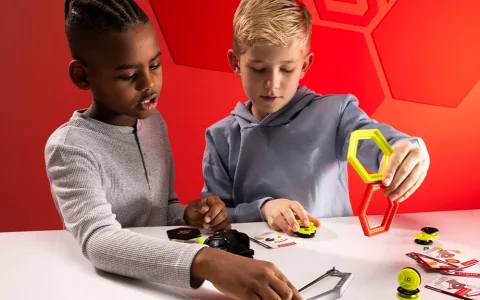 Fat Brain Toys: Magnetický střelecký kaskadérský park