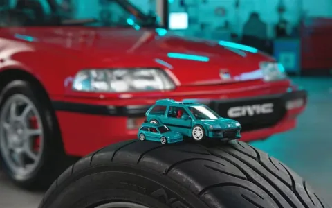 Hondy míří přímo do garáže Mattel Brick Shop