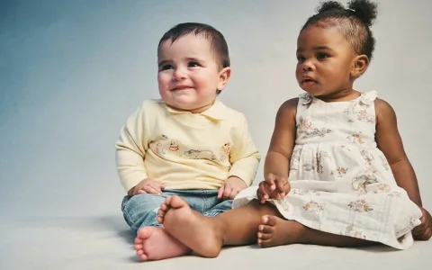 Nové Disney oblečení pro miminka od OshKosh B’Gosh je sladší než med.