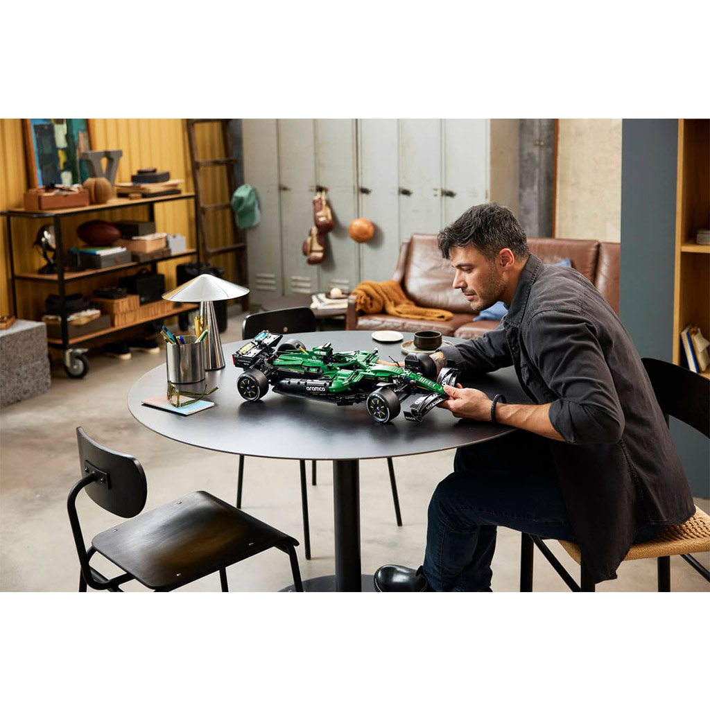 LEGO® Technic: Aston Martin Aramco AMR25 F1® auto (42240) obrázek 13