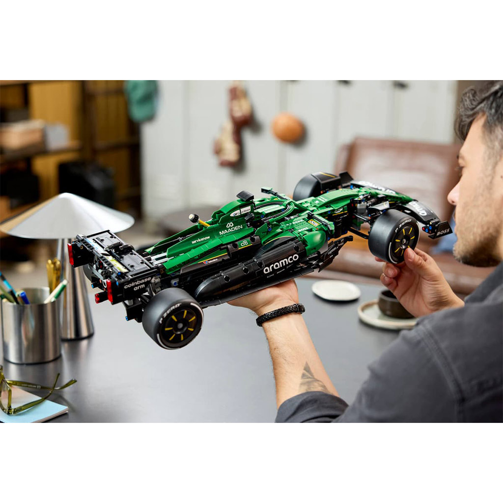 LEGO® Technic: Aston Martin Aramco AMR25 F1® auto (42240) obrázek 14