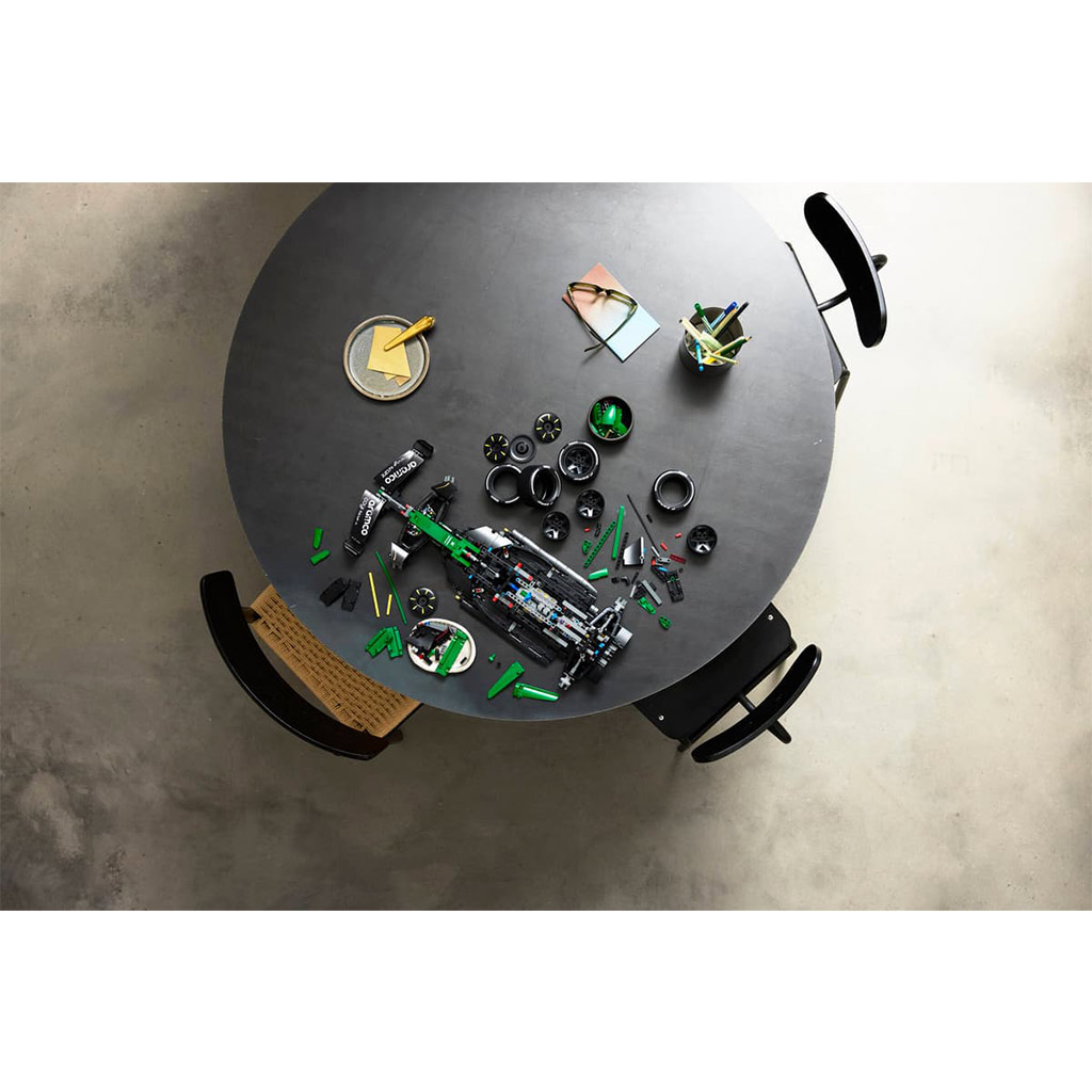 LEGO® Technic: Aston Martin Aramco AMR25 F1® auto (42240) obrázek 8