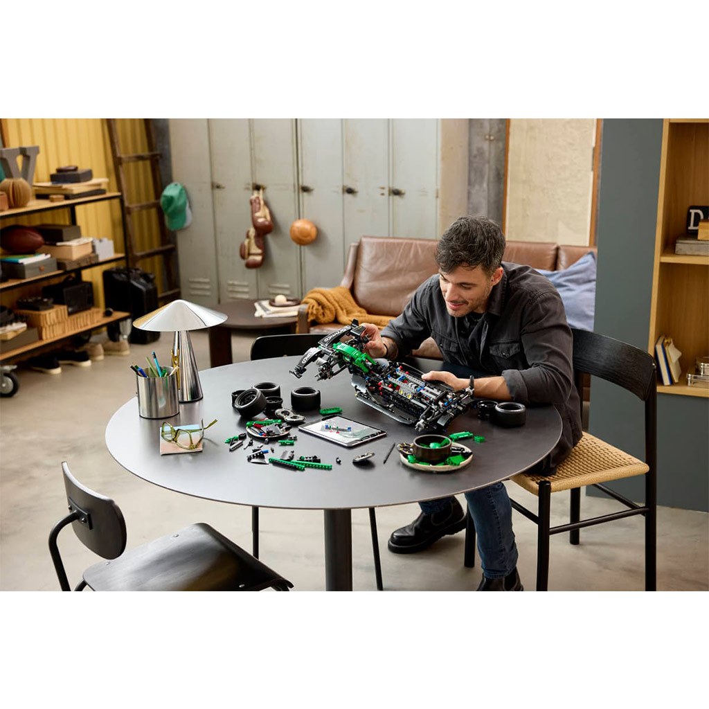 LEGO® Technic: Aston Martin Aramco AMR25 F1® auto (42240) obrázek 9