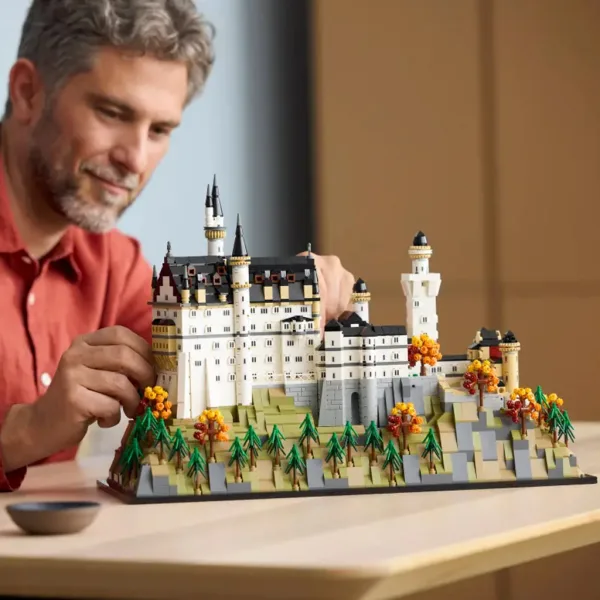 LEGO® Architecture: Zámek Neuschwanstein (21063) obrázek 8
