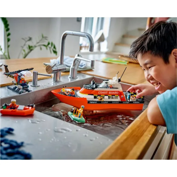 LEGO® City: Záchranný člun a vrtulník pobřežní hlídky (60504) obrázek 4