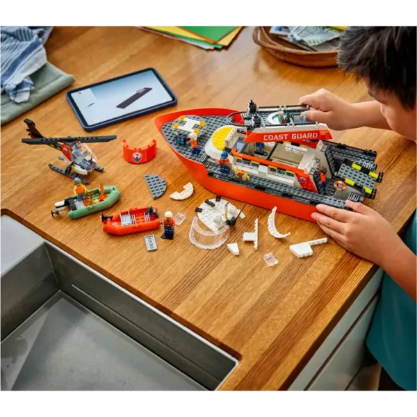 LEGO® City: Záchranný člun a vrtulník pobřežní hlídky (60504) obrázek 5
