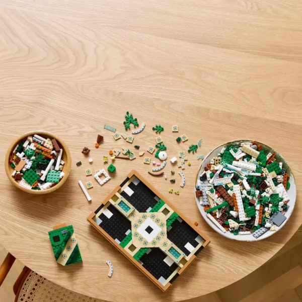 LEGO® Icons: Zahrada s fontánami (10359) obrázek 3