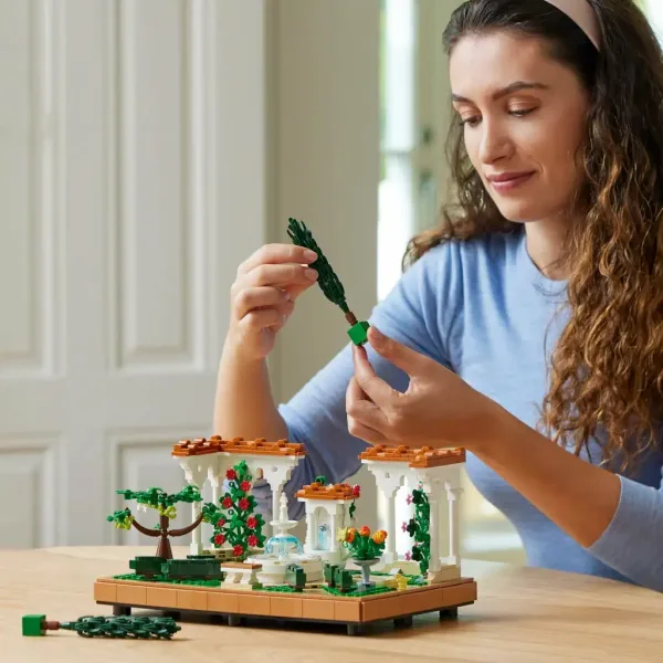 LEGO® Icons: Zahrada s fontánami (10359) obrázek 4