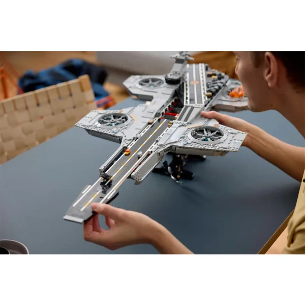 LEGO® Marvel: S.H.I.E.L.D. létající letadlová loď (76354) obrázek 9