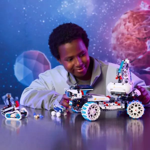 LEGO® Technic: Lunární základna™ měsíční vozidlo (42211) obrázek 7