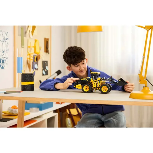 LEGO® Technic: Volvo L120 Elektrický kolový nakladač (42209) obrázek 7
