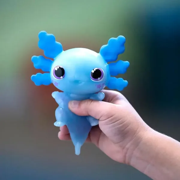 Lets Glo Axolotl svítící vodní kamarád v modré barvě obrázek 3