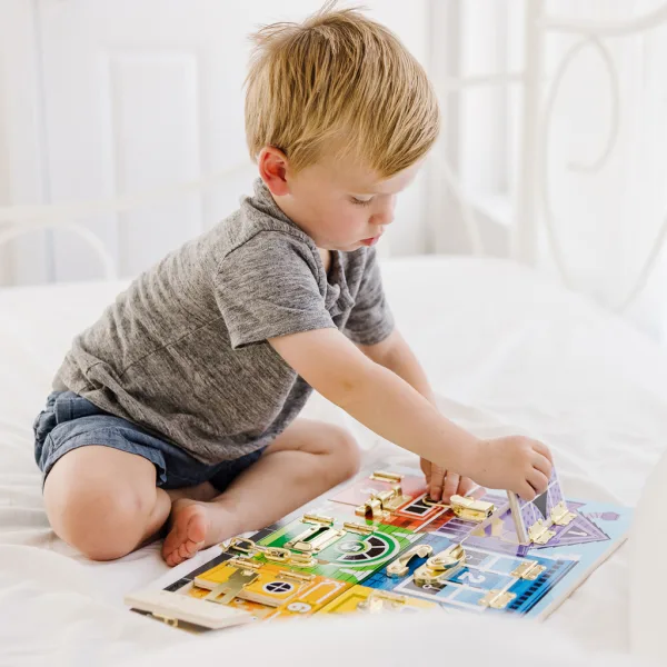 Melissa & Doug: Dřevěná didaktická tabulka – zámky a západky pro rozvoj dovedností - Spin Master obrázek 3