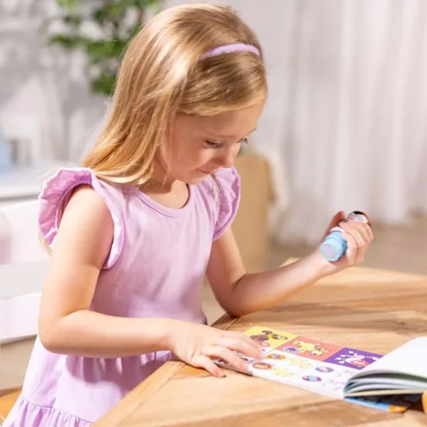 Melissa & Doug: Sticker WOW! Razítkovač na samolepky – Pes – Spin Master obrázek 3