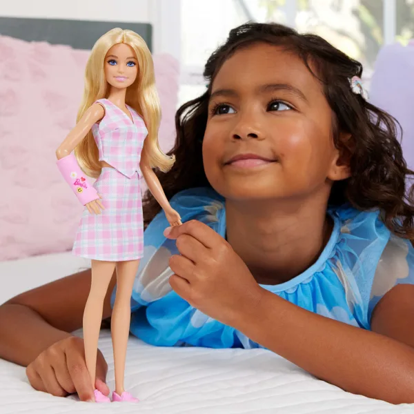 Barbie: Fashionista Přítelkyně stylová módní panenka v sádře v růžové kostkované sukni – Mattel obrázek 5