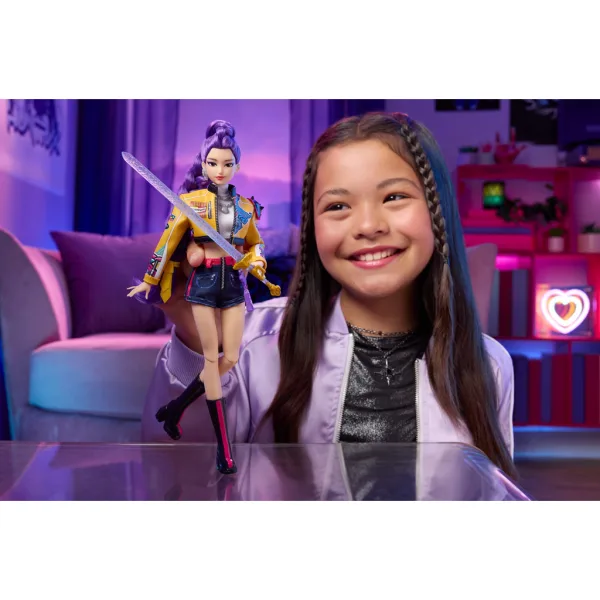 K-Pop Démonské lovkyně: Rumi módní panenka s mečem – Mattel obrázek 3