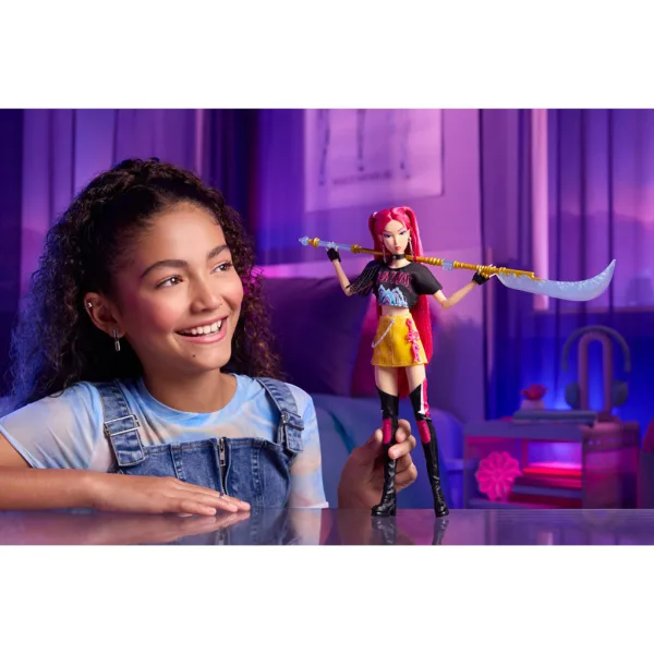 K-Pop Démonslovci: Mira módní panenka se zbraní – Mattel obrázek 3