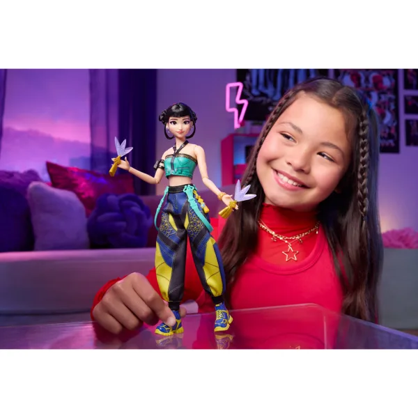 K-Pop Démonslovci: Zoey módní panenka se zbraněmi – Mattel obrázek 3