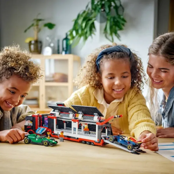 LEGO® City: F1® nákladní auto s vozy RB20 a AMR24 F1® (60445) obrázek 4