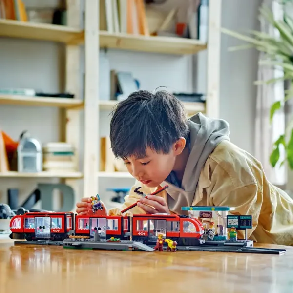 LEGO® City: Městská tramvaj a zastávka (60423) obrázek 3