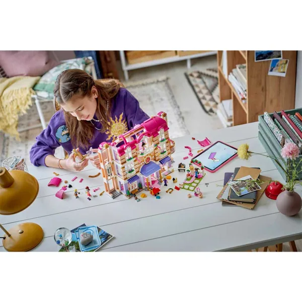 LEGO® Friends: Grand hotel v Heartlake City (42704) obrázek 6