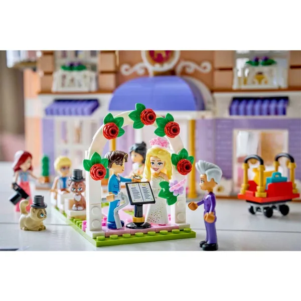 LEGO® Friends: Grand hotel v Heartlake City (42704) obrázek 7