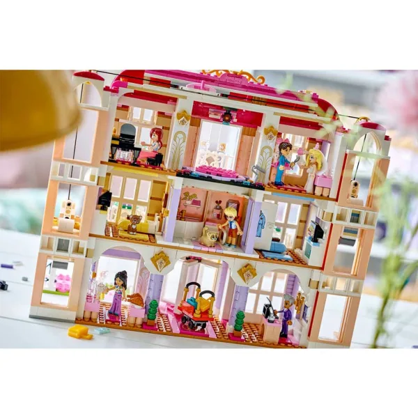 LEGO® Friends: Grand hotel v Heartlake City (42704) obrázek 8