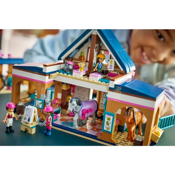 LEGO® Friends: Hřebčín a jezdecká škola (42688) obrázek 9